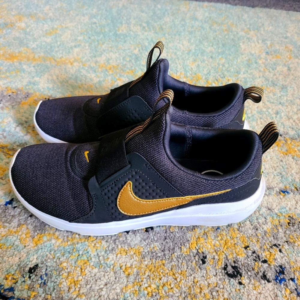 Nike Black/Metallic Gold Women's sz 8